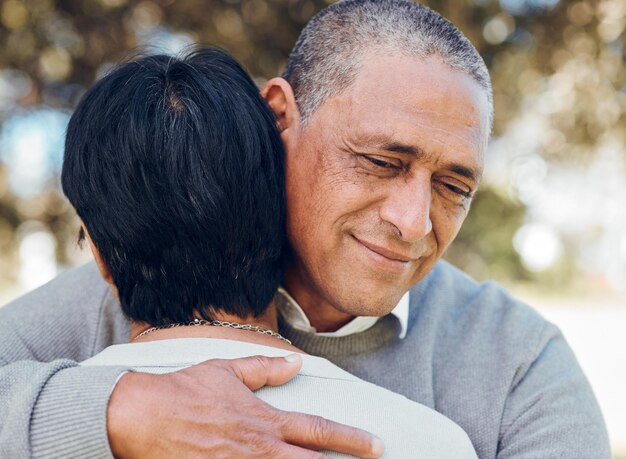 Foto pareja de ancianos abrazo al aire libre y amor con sonrisa apoyo y confianza con vínculos y matrimonio pareja de vida jubilación juntos y romance personas en el jardín o parque con relación saludable y cuidado