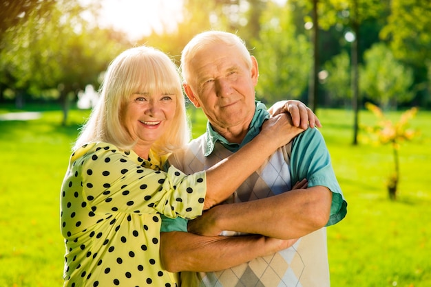 Pareja de ancianos al aire libre.