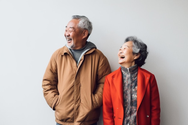 Una pareja de ancianos amigables y sonrientes.