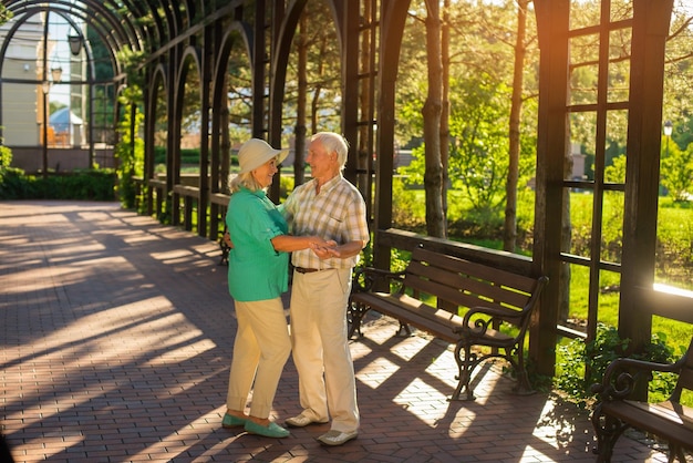 pareja de ancianos bailando