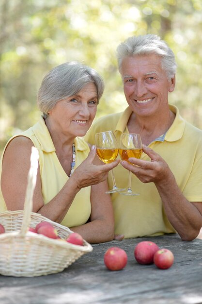 Pareja de ancianos bebiendo vino