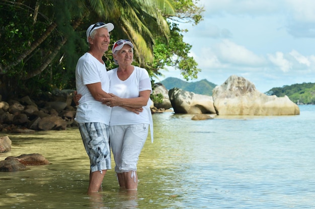 Pareja de ancianos caminando