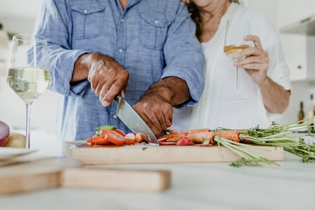 Pareja de ancianos cocinando en una cocina