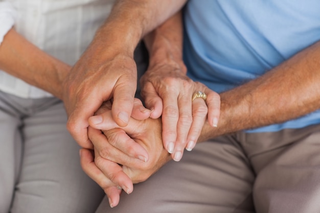 Foto pareja de ancianos cogidos de la mano