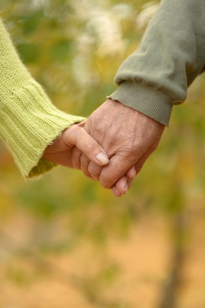 Pareja de ancianos cogidos de la mano