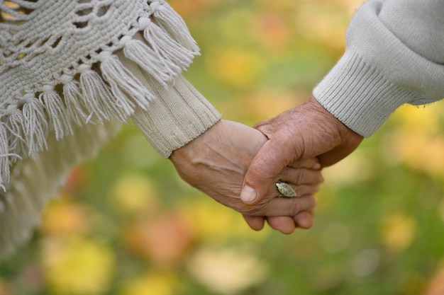 Pareja de ancianos cogidos de la mano