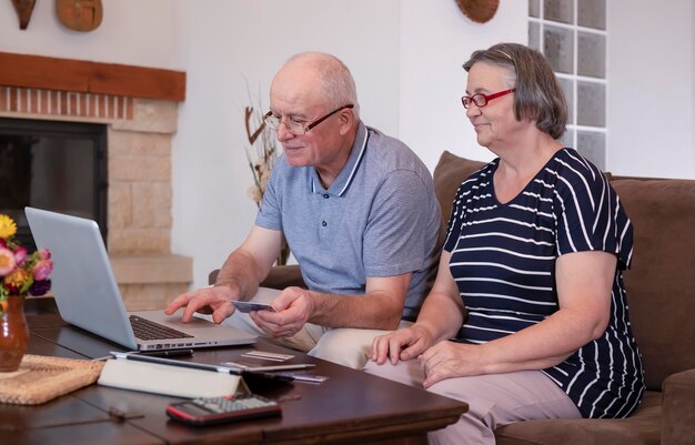 Una pareja de ancianos comprando por Internet