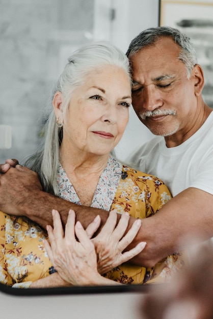 Pareja de ancianos, delante de, un, espejo