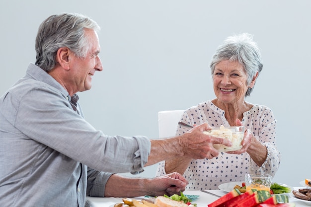 Pareja de ancianos desayunando