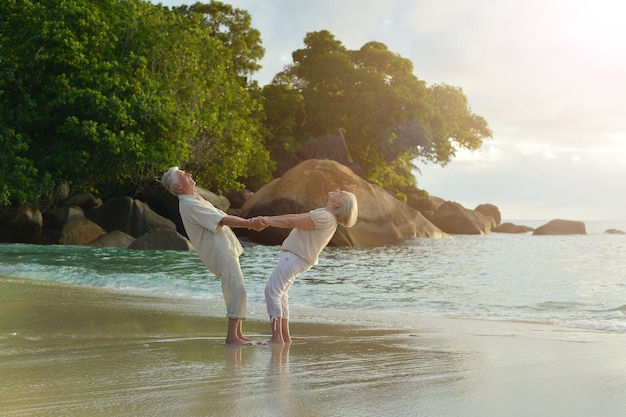 Pareja de ancianos descansa en un resort tropical