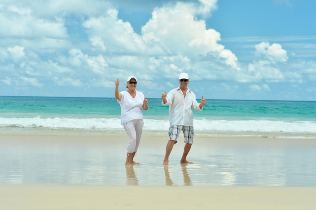 Pareja de ancianos descansa en un resort tropical