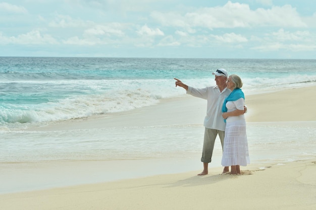 Pareja de ancianos descansa en un resort tropical