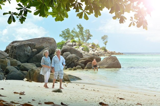 Pareja de ancianos descansa en un resort tropical