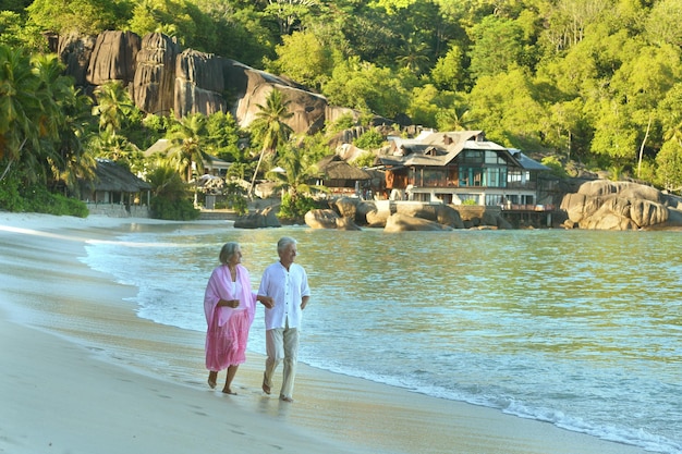 Pareja de ancianos descansando en la playa Viajes