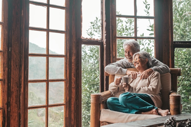 Foto una pareja de ancianos disfrutando en casa.