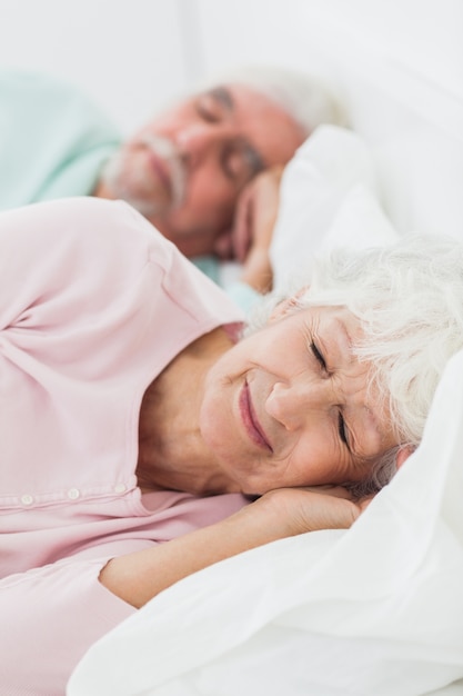 Pareja de ancianos, dormida