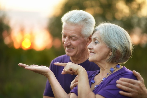 Pareja de ancianos enamorados al atardecer en una noche de verano