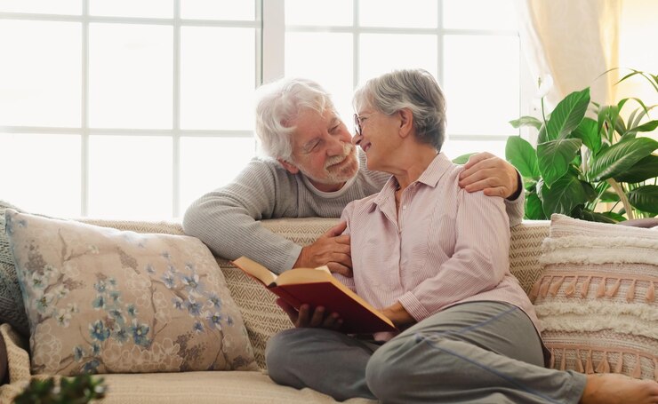 Pareja de ancianos enamorados Marido y mujer mayores abrazándose y vinculándose con emociones verdaderas
