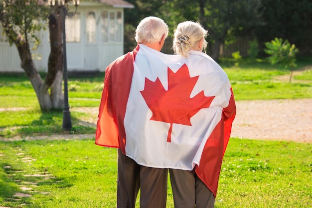 Pareja de ancianos envueltos en bandera