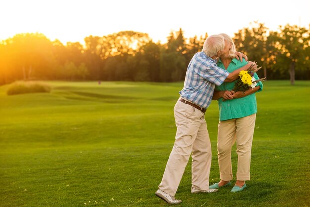 La pareja de ancianos se está besando