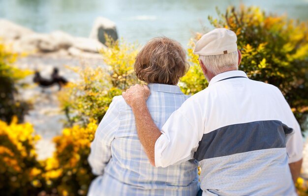 Foto una pareja de ancianos felices en el parque