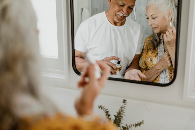 Pareja de ancianos frente a un espejo