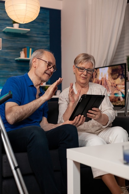 Foto pareja de ancianos hablando por videoconferencia