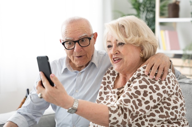 Pareja de ancianos hablando por videollamada