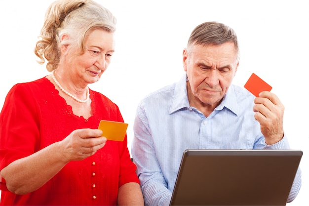 Pareja de ancianos haciendo compras en línea