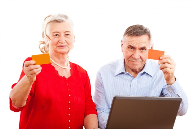 Pareja de ancianos haciendo compras en línea