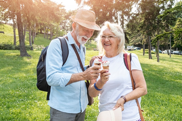 Foto pareja de ancianos con helado en la mano