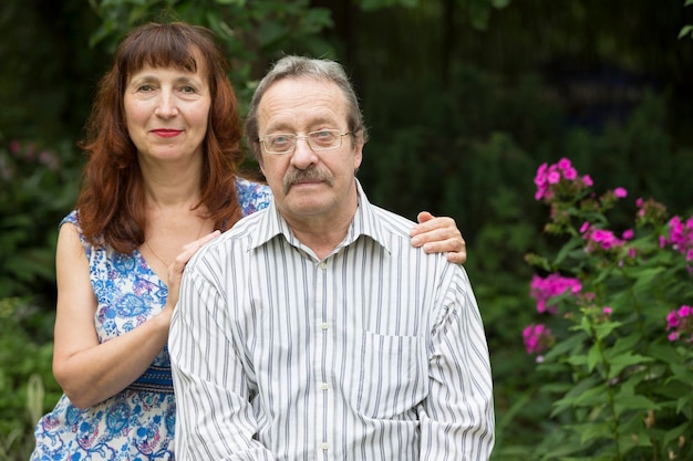 Pareja de ancianos en el jardín de verano Marido y mujer