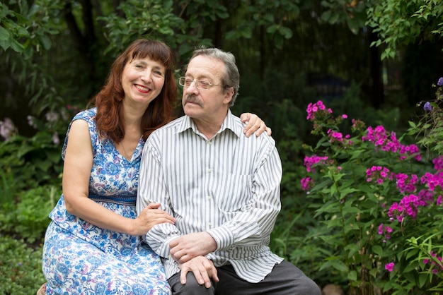 Pareja de ancianos en el jardín de verano Marido y mujer