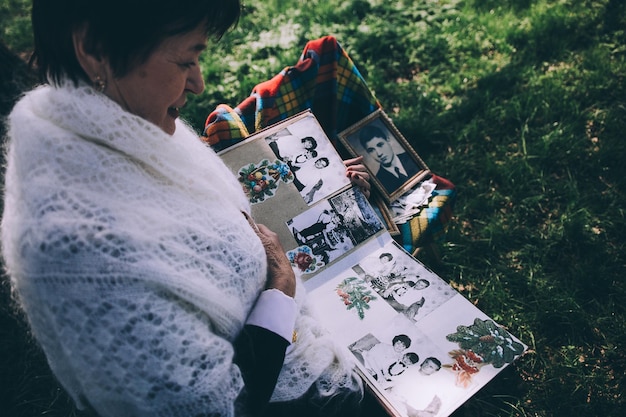 Foto pareja de ancianos en el jardín