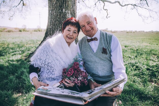 Pareja de ancianos en el jardín