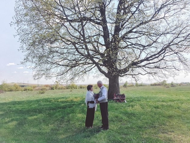 Pareja de ancianos en el jardín