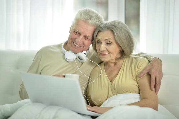 Pareja de ancianos con una laptop