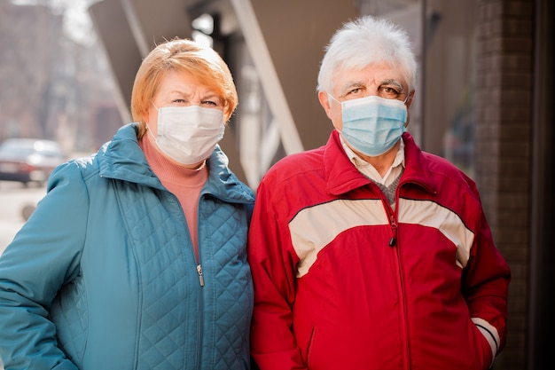 Una pareja de ancianos con máscaras protectoras