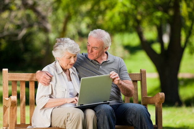 Pareja de ancianos mirando su portátil