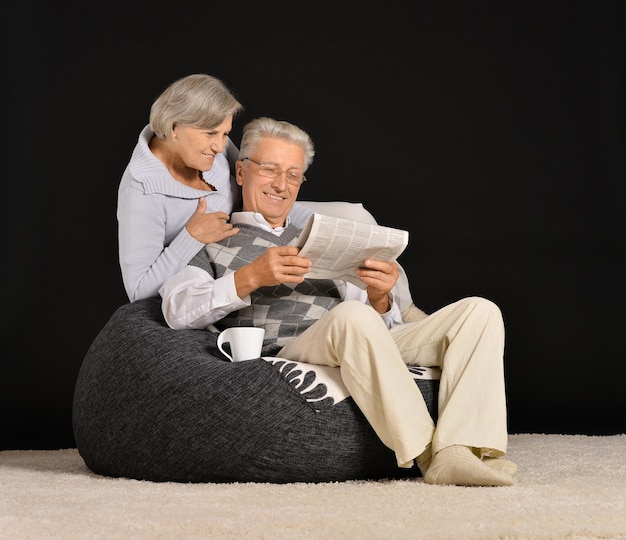 Pareja de ancianos de moda en estudio sobre fondo negro