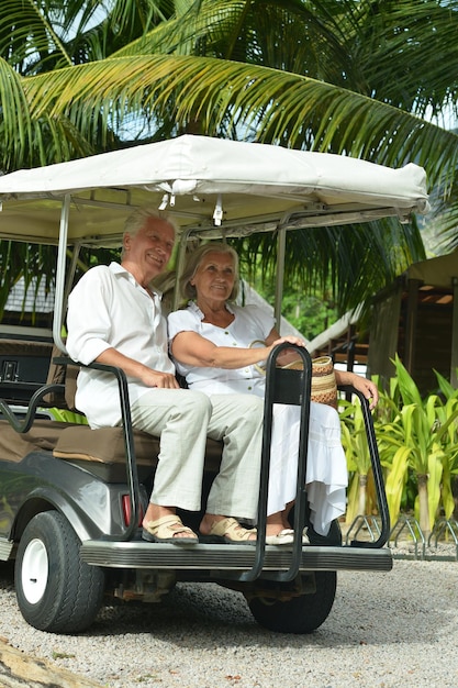 Pareja de ancianos moviéndose en carro