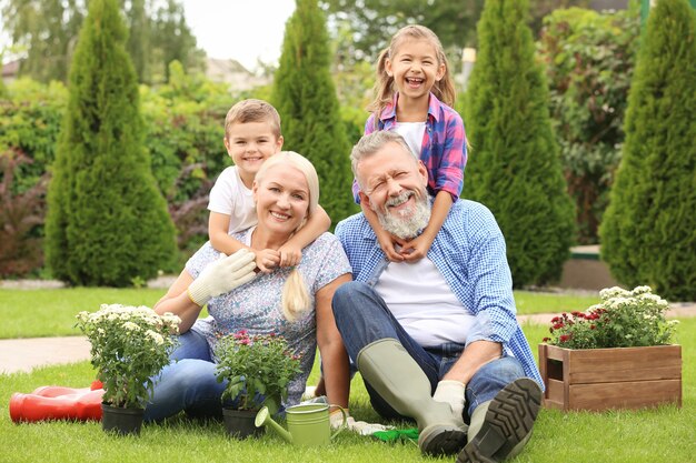 Pareja de ancianos con nietos en el jardín