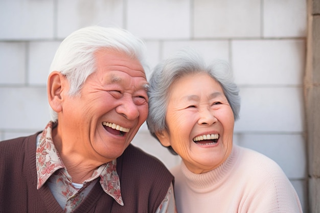 Una pareja de ancianos orientales sonriendo en representación de beneficios financieros y asistencias