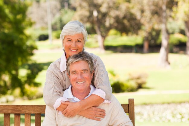 Pareja de ancianos en el parque