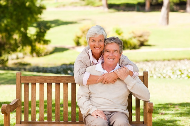 Pareja de ancianos en el parque