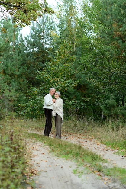 Pareja de ancianos en el parque