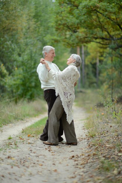 Una pareja de ancianos en el parque.