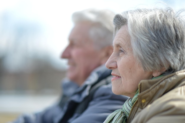 Pareja de ancianos en un paseo