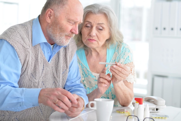 Pareja de ancianos con pastillas