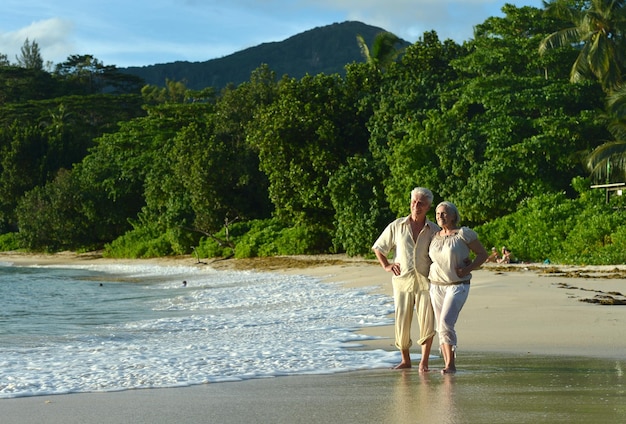 Pareja de ancianos en playa tropical